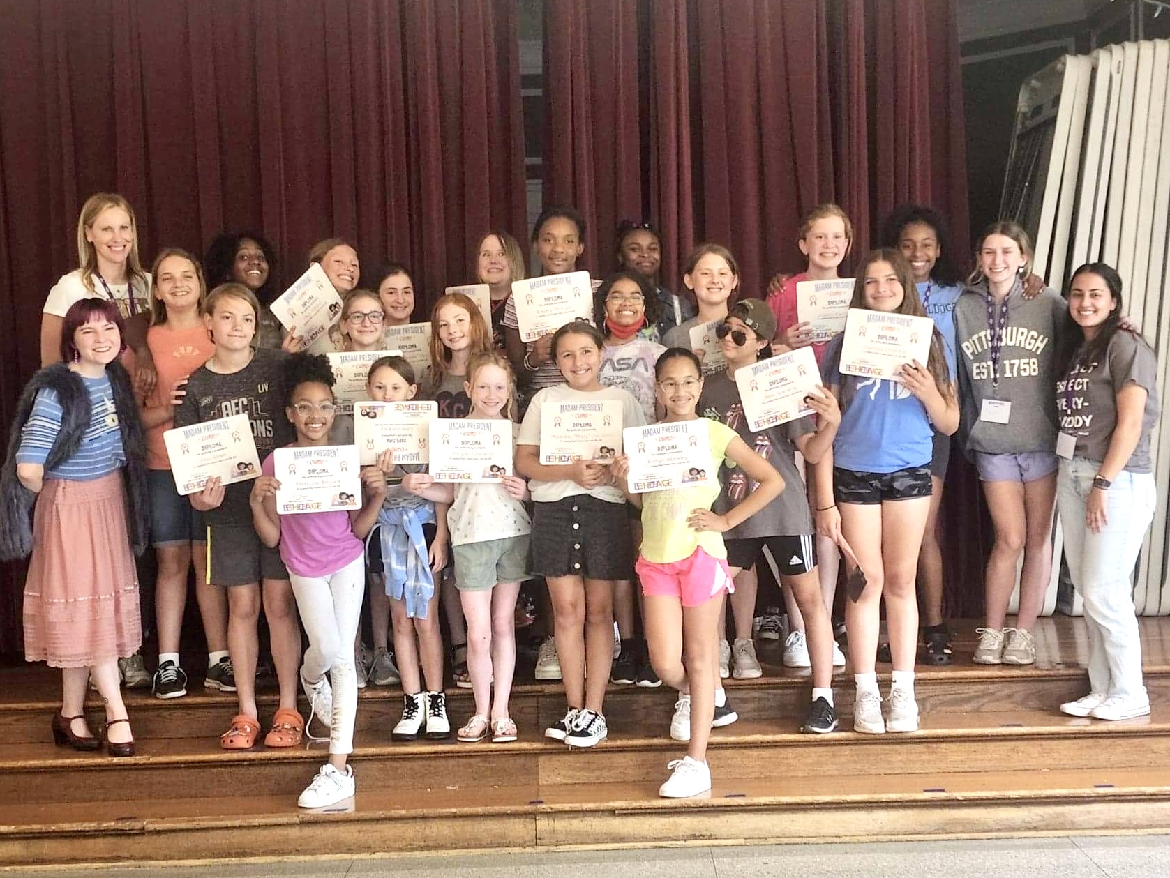 Un grupo de chicas muestra con orgullo sus certificados