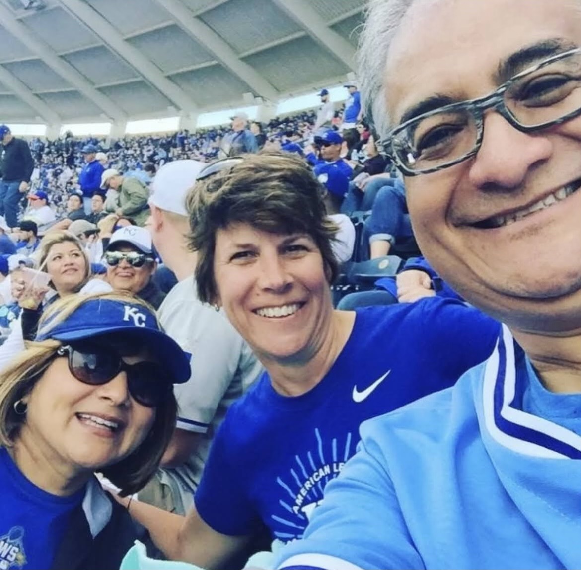 Selfie de Adriana, Jane y Andres en un partido de los Royals