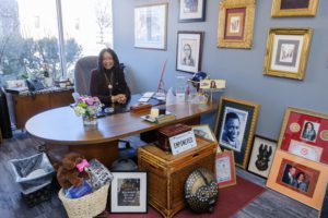 Una foto de Gwendolyn Grant, Presidenta y Directora General de Urban League of Greater Kansas City, sentada en la mesa de su despacho.